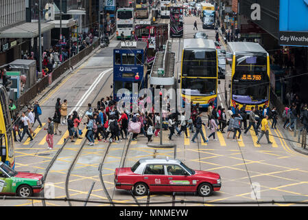 Februar 24, 2018 - Hongkong, Hongkong, China, HONG KONG, Hong Kong SAR, China. 24. Februar 2018. Die Straßenbahnen und Taxis von Zentral Hong Kong. Kreuzung von Pedder Street und Des Voeux Road Central. Auf der Suche nach Westen entlang Des Voeux Road. Foto Jayne Russell (Credit Bild: © jayne Russell über ZUMA Draht) Stockfoto