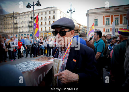 Hunderte von Demonstranten treffen sich an der Puerta del Sol in Madrid, mehrere Leute mit den Flaggen der Republik und Fotos von vermissten Angehörigen in der Brust hängen mit den Fäusten hielt hoch im Zentrum von Madrid manifestiert. Die Demonstranten im Zentrum von Madrid in eine Erinnerung Rallye für diejenigen, die ihr Leben unter der Franco Diktatur verloren hat gesammelt. Stockfoto