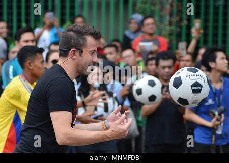 Medan, Nordsumatra, Indonesien. 18 Mai, 2018. Der ehemalige italienische Fußballspieler Alessandro Del Piero gesehen spielen mit junge Fußball-Spieler in Medan. Del Piero besucht Medan Fußball zu fördern und Geld, um betroffenen Menschen vom Berg Sinabung Vulkan Unfall zu helfen. Der letzte Vulkanausbruch Sinabung wurde am 19. Februar aufgenommen, 2018 nach dem Schuß 4,3 Meilen von Asche in den Himmel. Die 2460 Meter hohen Vulkan ist einer der aktivsten im Land. Credit: Lana Priatna/SOPA Images/ZUMA Draht/Alamy leben Nachrichten Stockfoto