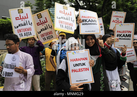 Kuala Lumpur, Kuala Lumpur, Malaysia. 18 Mai, 2018. Muslimische Demonstranten halten das Plakat vor der US-Botschaft in Kuala Lumpur, um anlässlich des 70. Jahrestages der Nakba und gegen die US-Botschaft in Jerusalem Credit: Kepy/ZUMA Draht/Alamy leben Nachrichten Stockfoto