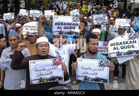 Kuala Lumpur, Kuala Lumpur, Malaysia. 18 Mai, 2018. Muslimische Demonstranten halten das Plakat und ein Slogan vor März auf der US-Botschaft in Kuala Lumpur, um anlässlich des 70. Jahrestages der Nakba schreien und gegen die US-Botschaft in Jerusalem Credit: Kepy/ZUMA Draht/Alamy leben Nachrichten Stockfoto