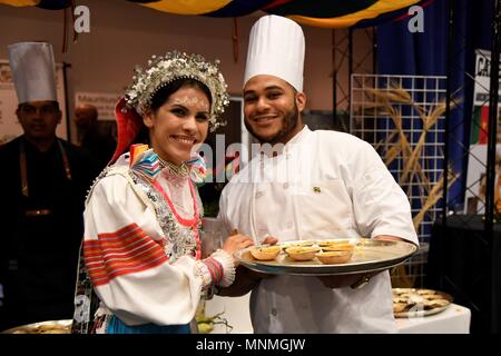 Washington, USA. 17 Mai, 2018. Köche aus der Mauritius Botschaft zeigt traditionelles Essen in der Botschaft Chef Challenge 2018, in Washington, DC, USA, 17. Mai 2018. Köche aus über 25 verschiedenen Botschaften in der US-Hauptstadt versammelten sich in der Ronald Reagan Building und International Trade Center in der Innenstadt von Washington, DC Donnerstag Abend für die 10. jährliche Botschaft Chef Challenge. Credit: Yang Chenglin/Xinhua/Alamy leben Nachrichten Stockfoto