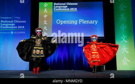 Salt Lake City, USA. 17 Mai, 2018. Skyridge High School Teilnehmer führen chinesische Maske - Änderung bei der Eröffnung der 11. Nationalen Chinesischen Sprache Konferenz in Salt Lake City, USA, 17. Mai 2018. Die dreitägige Jahrestagung ist rund um das Thema zentriert" von Klassenzimmer zu Karrieren", die zeigen, wie eine starke Basis in der chinesischen Sprache in akademischen und beruflichen Erfolg übersetzen können. Credit: Li Ying/Xinhua/Alamy leben Nachrichten Stockfoto