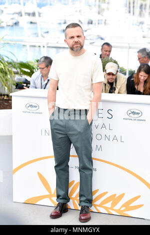 (180518) - Cannes, 18. Mai 2018 (Xinhua) - Regisseur Yann Gonzalez der französischen Film "Messer + Herz", stellt bei einem Fotoshooting für die 71. Internationalen Filmfestspiele von Cannes in Cannes, Frankreich am 18. Mai 2018. Die 71. Internationalen Filmfestspiele von Cannes ist von 8. Mai bis 19. Mai statt. (Xinhua / Chen Yichen) (ZF) Stockfoto