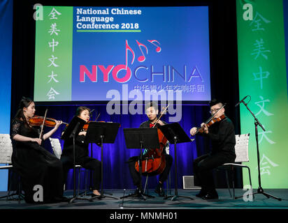 Salt Lake City, USA. 17 Mai, 2018. Mitglieder des Bundesjugendorchesters China durchführen, bei der Eröffnung der 11. Nationalen Chinesischen Sprache Konferenz in Salt Lake City, USA, 17. Mai 2018. Die dreitägige Jahrestagung ist rund um das Thema zentriert" von Klassenzimmer zu Karrieren", die zeigen, wie eine starke Basis in der chinesischen Sprache in akademischen und beruflichen Erfolg übersetzen können. Credit: Li Ying/Xinhua/Alamy leben Nachrichten Stockfoto