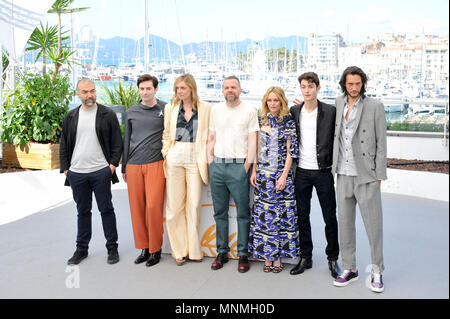 (180518) - Cannes, 18. Mai 2018 (Xinhua) - Regisseur Yann Gonzalez (C), zusammen mit den anderen Mitgliedern der Film "Messer + Herz" darstellen, während ein Fotoshooting für die 71. Internationalen Filmfestspiele von Cannes in Cannes, Frankreich am 18. Mai 2018. Die 71. Internationalen Filmfestspiele von Cannes ist von 8. Mai bis 19. Mai statt. (Xinhua / Chen Yichen) (ZF) Stockfoto