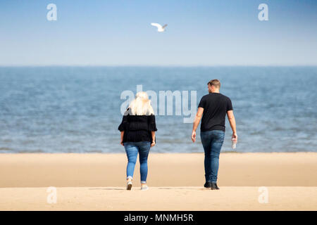 Southport, Merseyside, UK. 18 Mai, 2018. Southport, Merseyside. UK Wetter. Einen schönen sonnigen Nachmittag als Paar Kopf heraus in den Blick aus dem Wasser zu nehmen am Ufer des Southport Strand in Merseyside. Credit: cernan Elias/Alamy leben Nachrichten Stockfoto