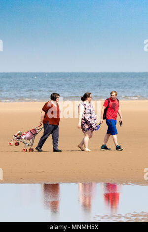 Southport, Merseyside, UK. 18 Mai, 2018. Southport, Merseyside. UK Wetter. Einen schönen sonnigen Nachmittag als Menschen für einen Spaziergang entlang des Golden Sands am Ufer des Southport Strand in Merseyside. Credit: cernan Elias/Alamy leben Nachrichten Stockfoto