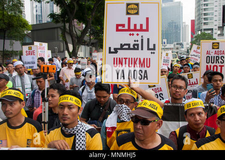 Kuala Lumpur, Malaysia. 18 Mai, 2018. Mehr als hundert Demonstranten gesehen ihre Unterstützung gegen die Israel Grausamkeit zu zeigen. Es ist sogar der Heilige Ramadan, Hunderte von Moslems in Malaysia marschierten vor der US-Botschaft in Kuala Lumpur Israel Grausamkeit gegen das palästinensische Volk zu protestieren. Credit: SOPA Images Limited/Alamy leben Nachrichten Stockfoto