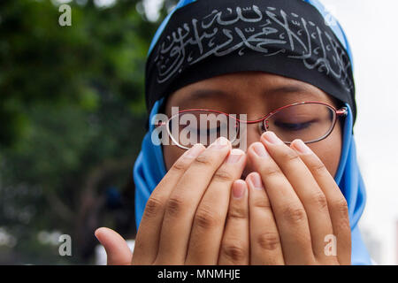 Kuala Lumpur, Malaysia. 18 Mai, 2018. Eine Dame gesehen Beten ihre Unterstützung gegen die Israel Grausamkeit zu zeigen. Es ist sogar der Heilige Ramadan, Hunderte von Moslems in Malaysia marschierten vor der US-Botschaft in Kuala Lumpur Israel Grausamkeit gegen das palästinensische Volk zu protestieren. Credit: SOPA Images Limited/Alamy leben Nachrichten Stockfoto