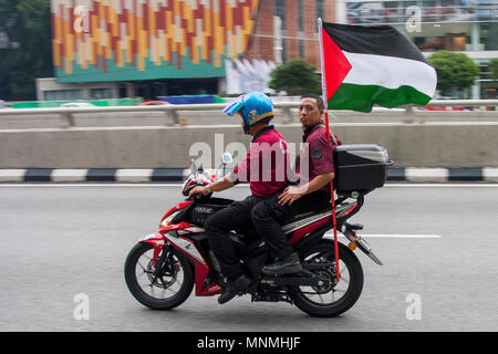 Kuala Lumpur, Malaysia. 18 Mai, 2018. Menschen mit einem Palästina Markierungsfahne an Kuala Lumpur ihre Unterstützung gegen die Israel Grausamkeit zu zeigen. Es ist sogar der Heilige Ramadan, Hunderte von Moslems in Malaysia marschierten vor der US-Botschaft in Kuala Lumpur Israel Grausamkeit gegen das palästinensische Volk zu protestieren. Credit: SOPA Images Limited/Alamy leben Nachrichten Stockfoto