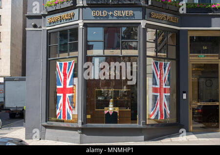 West End, London, UK. 18. Mai, 2018. Königliche Hochzeit feiern unter den Einzelhändlern in London's Premier Shopping Straßen von West End, am Tag vor dem großen Ereignis in Windsor. Eine Hochzeitstorte mit Gold Bullion auf Kleie Pixley in St. James St. Kredit eingerichtet: Malcolm Park/Alamy Leben Nachrichten. Stockfoto