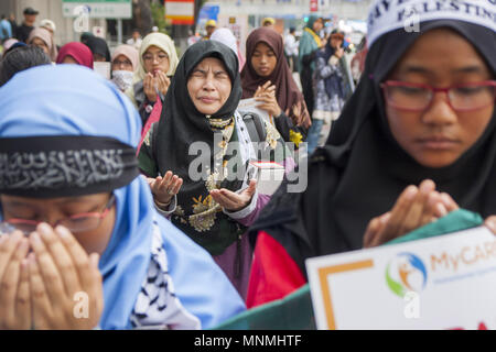 Kuala Lumpur, Malaysia. 18 Mai, 2018. Mehr als hundert Demonstranten gesehen Versammlung zu beten, während ihre Unterstützung gegen die Israel Grausamkeit angezeigt. Es ist sogar der Heilige Ramadan, Hunderte von Moslems in Malaysia vor der US-Botschaft in Kuala Lumpur marschierte Israel Grausamkeit gegen das palästinensische Volk zu protestieren. Credit: Faris Hadziq/SOPA Images/ZUMA Draht/Alamy leben Nachrichten Stockfoto