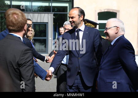 Straßburg, Frankreich. 18 Mai, 2018. Der französische Premierminister Edouard Philippe trifft Menschen wie er durch den Direktor der ENA Patrick Gerard (R) bei einem Besuch in ENA (Nationale Schule der Verwaltung) in Straßburg begrüßt wird. Credit: SOPA Images Limited/Alamy leben Nachrichten Stockfoto