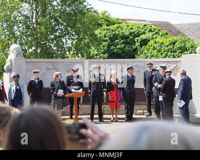 Eastchurch, Kent, Großbritannien. 18. Mai 2018. Pionier der Luftfahrt Beachtung: jährliche Feier der Insel Sheppey als die Wiege der britischen Luftfahrt in Eastchurch Aviation Memorial. Die Insel wurde von den frühesten Pioniere des Fliegens in Großbritannien, die die ersten Aviation Fabrik gegründet, der Service Geschichte der Royal Flying Corps (RFC), Royal Naval Air Service (Rnas) und die Aero Club von Großbritannien gewählt. Organisiert von der Pfarrgemeinderat, RNA, FAAA, Swale Rat, All Saints Church & Eastchurch Schule. Credit: James Bell/Alamy leben Nachrichten Stockfoto