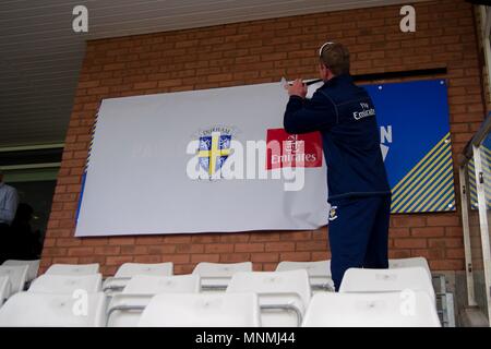 Chester-le-Street, England, 18. Mai 2018. Paul Collingwood weg reissen die Abdeckung der Name Vorstand der Paul Collingwood Pavillon der Emirate Riverside zu offenbaren. Credit: Colin Edwards/Alamy Leben Nachrichten. Stockfoto