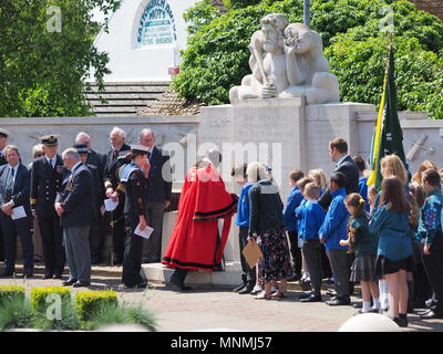 Eastchurch, Kent, Großbritannien. 18. Mai 2018. Pionier der Luftfahrt Beachtung: jährliche Feier der Insel Sheppey als die Wiege der britischen Luftfahrt in Eastchurch Aviation Memorial. Die Insel wurde von den frühesten Pioniere des Fliegens in Großbritannien, die die ersten Aviation Fabrik gegründet, der Service Geschichte der Royal Flying Corps (RFC), Royal Naval Air Service (Rnas) und die Aero Club von Großbritannien gewählt. Organisiert von der Pfarrgemeinderat, RNA, FAAA, Swale Rat, All Saints Church & Eastchurch Schule. Credit: James Bell/Alamy leben Nachrichten Stockfoto