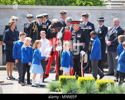 Eastchurch, Kent, Großbritannien. 18. Mai 2018. Pionier der Luftfahrt Beachtung: jährliche Feier der Insel Sheppey als die Wiege der britischen Luftfahrt in Eastchurch Aviation Memorial. Die Insel wurde von den frühesten Pioniere des Fliegens in Großbritannien, die die ersten Aviation Fabrik gegründet, der Service Geschichte der Royal Flying Corps (RFC), Royal Naval Air Service (Rnas) und die Aero Club von Großbritannien gewählt. Pic: Schule Kinder Hände schütteln mit Lord Lieutenant von Kent & stellvertretender Bürgermeister von Swale (in Rot). Credit: James Bell/Alamy Live Neue Stockfoto