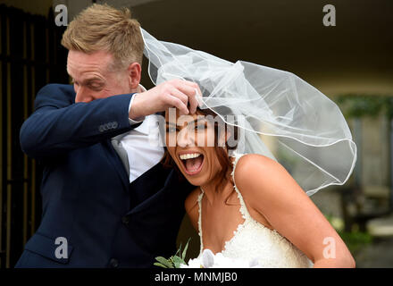 Genießen Sie die Aufmerksamkeit der Medien sind Brautpaare Aron und Vicky Hallam, der erhielt in Windsor heute verheiratet, am Tag vor der königlichen Hochzeit Stockfoto