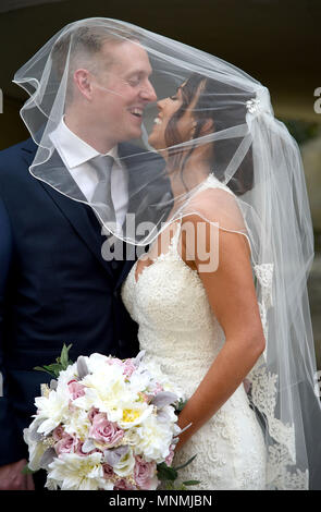 Genießen Sie die Aufmerksamkeit der Medien sind Brautpaare Aron und Vicky Hallam, der erhielt in Windsor heute verheiratet, am Tag vor der königlichen Hochzeit Stockfoto