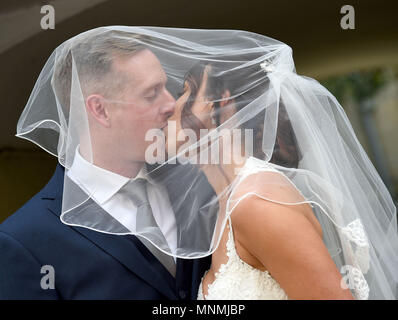 Genießen Sie die Aufmerksamkeit der Medien sind Brautpaare Aron und Vicky Hallam, der erhielt in Windsor heute verheiratet, am Tag vor der königlichen Hochzeit Stockfoto