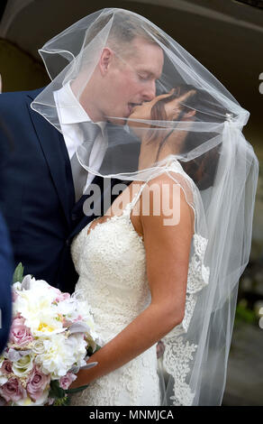 Genießen Sie die Aufmerksamkeit der Medien sind Brautpaare Aron und Vicky Hallam, der erhielt in Windsor heute verheiratet, am Tag vor der königlichen Hochzeit Stockfoto