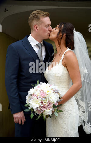 Genießen Sie die Aufmerksamkeit der Medien sind Brautpaare Aron und Vicky Hallam, der erhielt in Windsor heute verheiratet, am Tag vor der königlichen Hochzeit Stockfoto