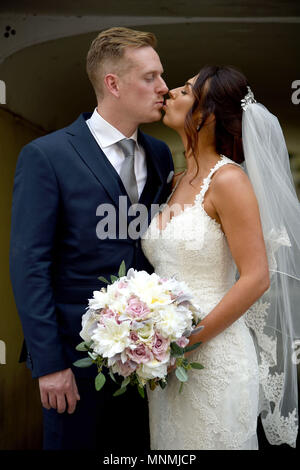 Genießen Sie die Aufmerksamkeit der Medien sind Brautpaare Aron und Vicky Hallam, der erhielt in Windsor heute verheiratet, am Tag vor der königlichen Hochzeit Stockfoto