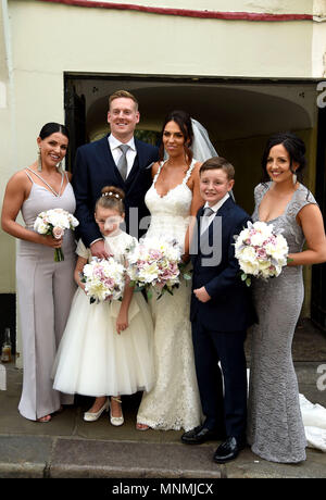 Genießen Sie die Aufmerksamkeit der Medien sind Brautpaare Aron und Vicky Hallam, der erhielt in Windsor heute verheiratet, am Tag vor der königlichen Hochzeit Stockfoto