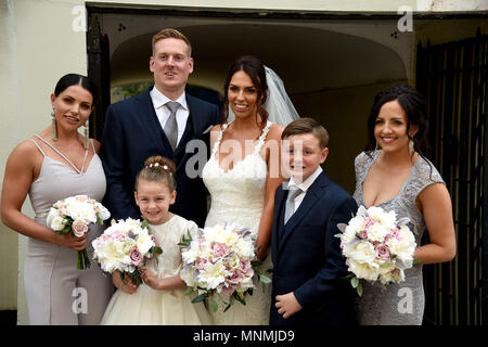 Genießen Sie die Aufmerksamkeit der Medien sind Brautpaare Aron und Vicky Hallam, der erhielt in Windsor heute verheiratet, am Tag vor der königlichen Hochzeit Stockfoto