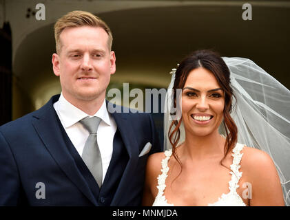 Genießen Sie die Aufmerksamkeit der Medien sind Brautpaare Aron und Vicky Hallam, der erhielt in Windsor heute verheiratet, am Tag vor der königlichen Hochzeit Stockfoto