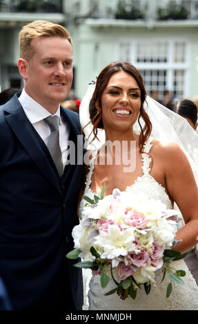 Genießen Sie die Aufmerksamkeit der Medien sind Brautpaare Aron und Vicky Hallam, der erhielt in Windsor heute verheiratet, am Tag vor der königlichen Hochzeit Stockfoto