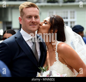 Genießen Sie die Aufmerksamkeit der Medien sind Brautpaare Aron und Vicky Hallam, der erhielt in Windsor heute verheiratet, am Tag vor der königlichen Hochzeit Stockfoto