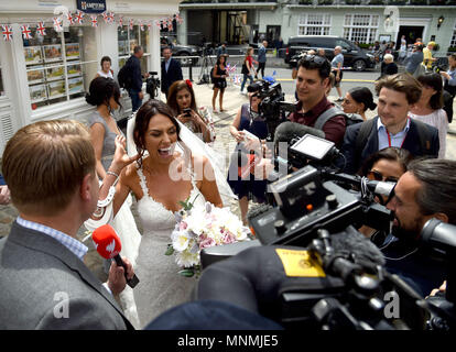 Genießen Sie die Aufmerksamkeit der Medien sind Brautpaare Aron und Vicky Hallam, der erhielt in Windsor heute verheiratet, am Tag vor der königlichen Hochzeit Stockfoto