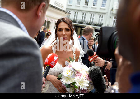 Genießen Sie die Aufmerksamkeit der Medien sind Brautpaare Aron und Vicky Hallam, der erhielt in Windsor heute verheiratet, am Tag vor der königlichen Hochzeit Stockfoto