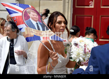 Genießen Sie die Aufmerksamkeit der Medien sind Brautpaare Aron und Vicky Hallam, der erhielt in Windsor heute verheiratet, am Tag vor der königlichen Hochzeit Stockfoto