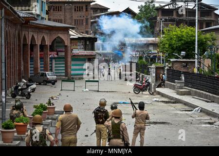 Kashmir, Srinagar. 18. Mai 2018. Kaschmir protesters Clash mit der indischen Regierung Kräfte außerhalb der historischen Grand Moschee oder Jamia Masjid in Srinagar, Indien verwalteten Kaschmir. Eine große Zahl von Demonstranten nahmen an einer Kundgebung in Srinagar, die grösste Stadt der umstrittenen Himalaya Valley, folgenden Freitag, Gebete, und forderten ein Ende der israelischen Besetzung palästinensischen Landes. Die Massenkundgebung gedreht heftig, nachdem die Polizei Tränengas, Pellets und Gummigeschosse abgefeuert, die Demonstranten in Baku zu zerstreuen. Die wütende Demonstranten skandierten Parolen pro-palästinensischen und anti-indischen Parolen. Sie Stockfoto