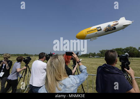 Zeppelin LZ NT 07-101, der größte kommerzielle Luftschiff der Welt, ist in Prag, Tschechische Republik, Mai 2018. (CTK Photo/Katerina Sulova) Stockfoto