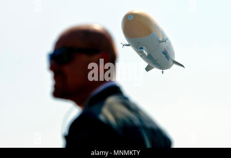 Prag, Tschechische Republik. 18 Mai, 2018. Zeppelin LZ NT 07-101, der größte kommerzielle Luftschiff der Welt, ist in Prag, Tschechische Republik, Mai 2018. Credit: Katerina Sulova/CTK Photo/Alamy leben Nachrichten Stockfoto