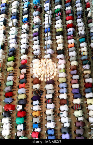 Dhaka, Bangladesch - Mai 18, 2018: Tausende Muslime beteiligen Sie sich an der ersten jummah Gebete während des Fastenmonats Ramadan in der Baitul Mukarram Mosque in Dhaka am Freitag. Credit: SK Hasan Ali/Alamy leben Nachrichten Stockfoto