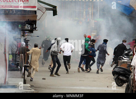 Mai 18, 2018 - Kaschmir protesters Clash mit indischen Polizei Fahrzeug während der anti-israelischen und anti-Indien Zusammenstöße in Srinagar, die Hauptstadt des indischen Teil Kaschmirs am 18. Mai 2018 geregelt. Protest in Srinagar, gegen die Tötung von palästinensischen Demonstranten Ausbrechen der israelischen Streitkräfte. Mehr als 60 palästinensische Demonstranten getötet worden, nachdem die israelische Armee das Feuer auf Grenze zum Gazastreifen am 14. Mai eröffnet, die neben den Zaun versammelt hatten gegen den Umzug der US-Botschaft von Tel Aviv nach Jerusalem zu protestieren. Stockfoto