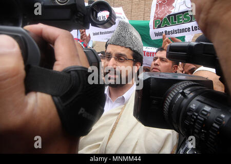 Srinagar, Jammu und Kaschmir. 18 Mai, 2018. Der Kaschmir chief Kleriker Umer Farooq wird während der Protest gegen die Tötung von Palästinensern durch die israelischen Streitkräfte gesehen, 18. Mai 2018, Srinagar im Sommer, die Hauptstadt der indischen Teil Kaschmirs gesteuert. Mehr als 60 palästinensische Demonstranten getötet worden, nachdem die israelische Armee das Feuer auf Grenze zum Gazastreifen am 14. Mai eröffnet, die neben den Zaun versammelt hatten gegen den Umzug der US-Botschaft von Tel Aviv nach Jerusalem zu protestieren. Stockfoto