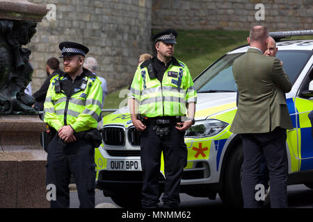 Windsor, UK, 18. Mai 2018, hohe Sicherheit, da die königliche Hochzeit Vorbereitungen vor der Ehe unterwegs in Windsor morgen von Prinz Harry Meghan Markle. Es gibt eine erhöhte Polizeipräsenz und die Geschäfte sind voll von Hochzeit Souvenirs auch Lampe Beiträge mit Union Jack Fahnen geschmückt sind. Große Menschenmengen abgestiegen auf der Stadt, um die Atmosphäre zu genießen. Credit Keith Larby/Alamy leben Nachrichten Stockfoto