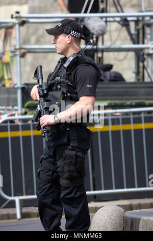 Windsor, UK, 18. Mai 2018, hohe Sicherheit, da die königliche Hochzeit Vorbereitungen vor der Ehe unterwegs in Windsor morgen von Prinz Harry Meghan Markle. Es gibt eine erhöhte Polizeipräsenz und die Geschäfte sind voll von Hochzeit Souvenirs auch Lampe Beiträge mit Union Jack Fahnen geschmückt sind. Große Menschenmengen abgestiegen auf der Stadt, um die Atmosphäre zu genießen. Credit Keith Larby/Alamy leben Nachrichten Stockfoto