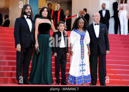 Cannes, Deutschland. 17 Mai, 2018. 17.05.2018, Frankreich, Cannes: Khaled Mouzanar (L-R), Regisseurin Nadine Labaki, Zain Alrafeea, Yordanos Shifera und Gast besucht das Screening von "Capharnaum' während der 71st jährlichen Filmfestspiele von Cannes am Palais des Festivals. | Verwendung weltweit Quelle: dpa/Alamy leben Nachrichten Stockfoto