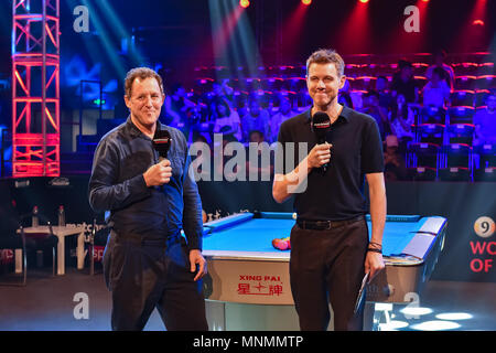 Shanghai, China. 18. Mai 2018. Die Moderatoren während der WORLD CUP of POOL 2018: Runde 2 - USA gegen Finnland im Luwan (Gymnasium) Arena am Freitag, 18. Mai 2018. SHANGHAI, China. Credit: Taka G Wu Credit: Taka Wu/Alamy leben Nachrichten Stockfoto