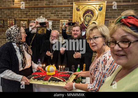 London, Großbritannien. 18 Mai, 2018. Geburtstag feiern mit Bischof Matthew Gennady (3. rechts) bei der Russischen Kirche in Knightsbridge, die Aktien am gleichen Tag Geburtstag wie der Hl. Nikolaus II., den letzten russischen Zaren. Bischof Matthew hat Resident herrschende Erzbischof der Kirche gewesen, die Diözese Sourozh, seit Dezember 2017. Credit: Guy Corbishley/Alamy leben Nachrichten Stockfoto