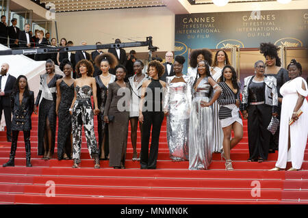 Der französische Komiker und Humorist Shirley Souagnon, französische Schauspielerin Karidja Toure, französische Schauspielerin Assa Sylla, französische Schauspielerin und Miss Frankreich 2000 Sonia Rolland, dem französischen Regisseur Magaajyia Silberfeld, französische Schauspielerin und Autorin Mata Gabin, französische Schauspielerin Auge Haidara, französische Schriftstellerin Rachel Khan, französische Schauspielerin Aissa Maiga, französische Schauspielerin Maimouna Gueye, französische Schauspielerin Nadege Beausson-Diagne, französische Schauspielerin und Produzentin France Zobda, French-Portuguese Schauspielerin Sara Martins, französische Schauspielerin Firmine Richard, französische Schauspielerin Sabine Pakora und French-Cameroonian Marie-Philomene Nga, einer Gruppe von 16 schwarze Frauen, die Stockfoto