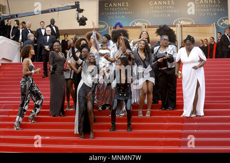 Der französische Komiker und Humorist Shirley Souagnon, französische Schauspielerin Karidja Toure, französische Schauspielerin Assa Sylla, französische Schauspielerin und Miss Frankreich 2000 Sonia Rolland, dem französischen Regisseur Magaajyia Silberfeld, französische Schauspielerin und Autorin Mata Gabin, französische Schauspielerin Auge Haidara, französische Schriftstellerin Rachel Khan, französische Schauspielerin Aissa Maiga, französische Schauspielerin Maimouna Gueye, französische Schauspielerin Nadege Beausson-Diagne, französische Schauspielerin und Produzentin France Zobda, French-Portuguese Schauspielerin Sara Martins, französische Schauspielerin Firmine Richard, französische Schauspielerin Sabine Pakora und French-Cameroonian Marie-Philomene Nga, einer Gruppe von 16 schwarze Frauen, die Stockfoto