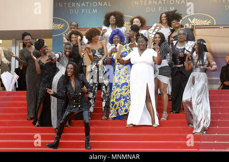 Der französische Komiker und Humorist Shirley Souagnon, französische Schauspielerin Karidja Toure, französische Schauspielerin Assa Sylla, französische Schauspielerin und Miss Frankreich 2000 Sonia Rolland, dem französischen Regisseur Magaajyia Silberfeld, französische Schauspielerin und Autorin Mata Gabin, französische Schauspielerin Auge Haidara, französische Schriftstellerin Rachel Khan, französische Schauspielerin Aissa Maiga, französische Schauspielerin Maimouna Gueye, französische Schauspielerin Nadege Beausson-Diagne, französische Schauspielerin und Produzentin France Zobda, French-Portuguese Schauspielerin Sara Martins, französische Schauspielerin Firmine Richard, französische Schauspielerin Sabine Pakora und French-Cameroonian Marie-Philomene Nga, einer Gruppe von 16 schwarze Frauen, die Stockfoto